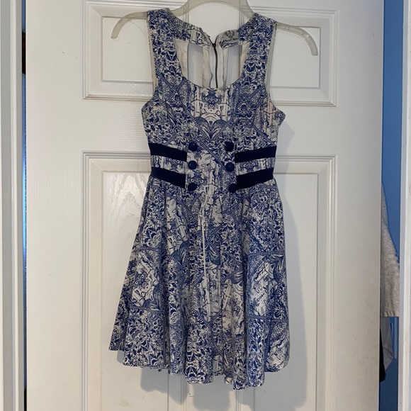 Dresses & Skirts - White and blue pattern dress. Zipper in the back